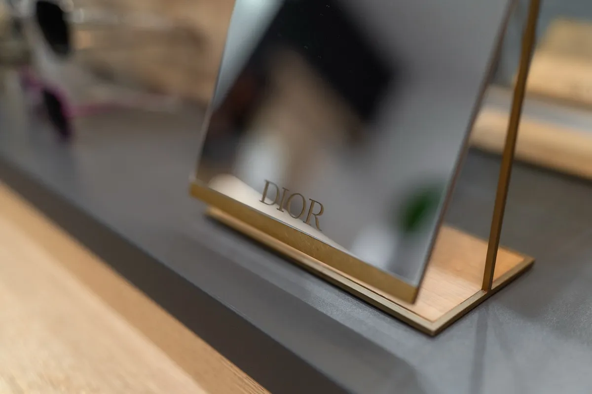 Detail zrkadla s nápisom Dior